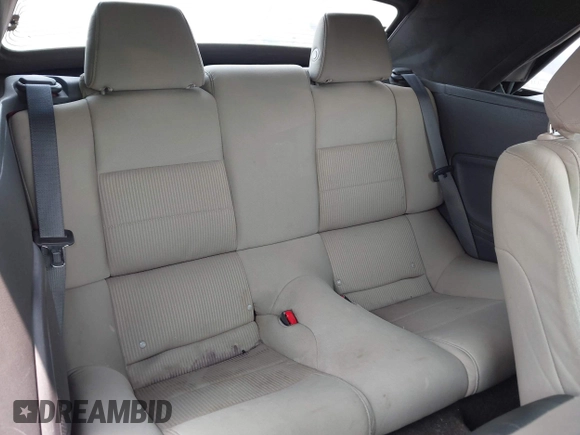 2014 Ford Mustang V6 z VIN 1ZVBP8EM4E5201342, wystawiony jako IAAI lot #42377801 z przebiegiem 99 600 mil mil oraz . Historia ofert i sprzedaży dostępna na DreamBid. Obrazek 8.
