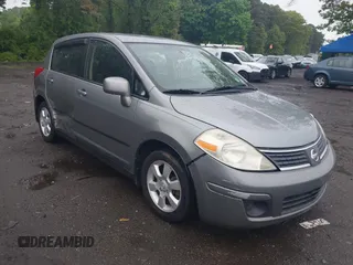 2009 Nissan Versa S z VIN 3N1BC13E29L366879, wystawiony jako IAAI lot #42277503 z przebiegiem 137 006 mil mil oraz . Historia ofert i sprzedaży dostępna na DreamBid. Obrazek 1.