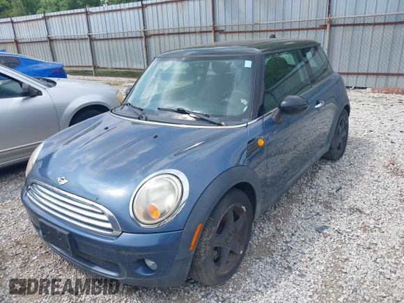 2010 MINI Hardtop z VIN WMWMF3C5XATZ26038, wystawiony jako IAAI lot #42851812 z przebiegiem 150 000 mil mil oraz . Historia ofert i sprzedaży dostępna na DreamBid. Obrazek 6.