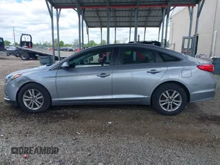 2017 Hyundai Sonata 2.4L z VIN 5NPE24AF7HH572904, wystawiony jako IAAI lot #42193616 z przebiegiem 122 229 mil mil oraz . Historia ofert i sprzedaży dostępna na DreamBid. Obrazek 14.