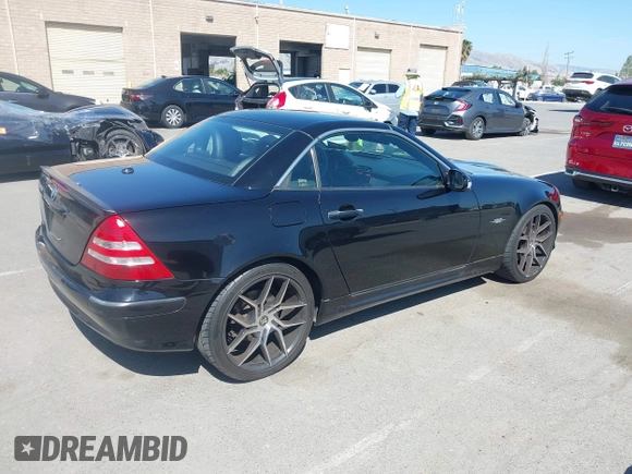 2004 Mercedes-Benz SLK 230/320 z VIN WDBKK65FX4F308099, wystawiony jako IAAI lot #42320907 z przebiegiem 173 122 mil mil oraz . Historia ofert i sprzedaży dostępna na DreamBid. Obrazek 4.