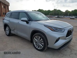 2025 Toyota Highlander Hybrid Platinum z VIN 5TDEBRCH8SS660387, wystawiony jako IAAI lot #41995809 z przebiegiem 159 mil mil oraz . Historia ofert i sprzedaży dostępna na DreamBid. Obrazek 1.