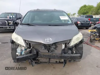 2011 Toyota Sienna XLE AAS with VIN 5TDYK3DC1BS136012, listed as a IAAI auction lot 41869637 with 231,418 mi miles. Bid and sale history available at carsss.com. Image 6.