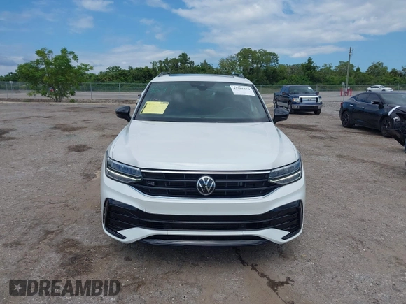 2022 Volkswagen Tiguan SE R-Line Black z VIN 3VVCB7AX8NM105497, wystawiony jako IAAI lot #42506294 z przebiegiem 29 821 mil mil oraz . Historia ofert i sprzedaży dostępna na DreamBid. Obrazek 13.