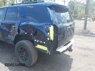 2022 Toyota 4Runner TRD Off Road Premium z VIN JTERU5JR7N6037617, wystawiony jako IAAI lot #42371339 z przebiegiem 35 601 mil mil oraz . Historia ofert i sprzedaży dostępna na DreamBid. Obrazek 6.