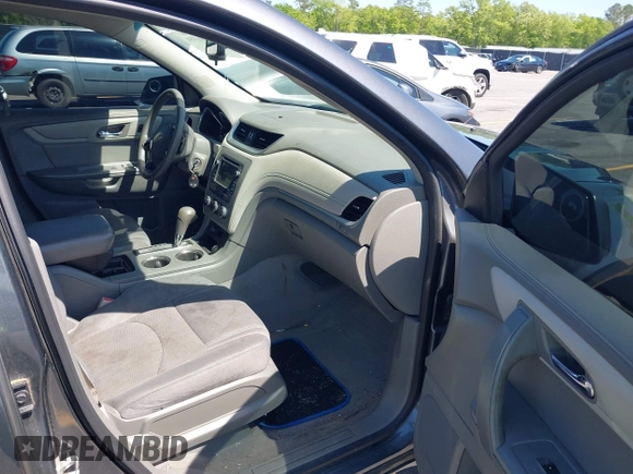 2013 Chevrolet Traverse LS with VIN 1GNKRFKD4DJ116262, listed as a IAAI auction lot 41986384 with 207,213 mi miles. Bid and sale history available at carsss.com. Image 5.