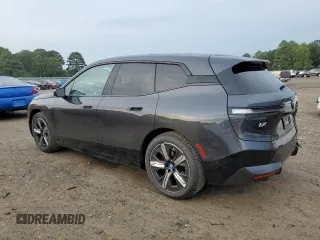2022 BMW iX xDrive50 z VIN WB523CF05NCK47671, wystawiony jako Copart lot #69265573 z przebiegiem 13 090 mil mil oraz . Historia ofert i sprzedaży dostępna na DreamBid. Obrazek 2.