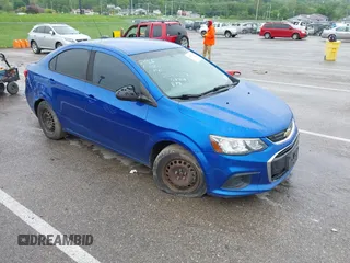 2017 Chevrolet Sonic LS z VIN 1G1JB5SH9H4111612, wystawiony jako IAAI lot #42171473 z przebiegiem 184 401 mil mil oraz . Historia ofert i sprzedaży dostępna na DreamBid. Obrazek 1.
