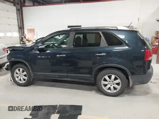 2013 Kia Sorento LX z VIN 5XYKT4A61DG371260, wystawiony jako IAAI lot #42045122 z przebiegiem 120 707 mil mil oraz . Historia ofert i sprzedaży dostępna na DreamBid. Obrazek 15.