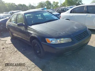 1999 Toyota Camry LE z VIN 4T1BG22K4XU537001, wystawiony jako IAAI lot #42051636 z przebiegiem 395 545 mil mil oraz . Historia ofert i sprzedaży dostępna na DreamBid. Obrazek 1.
