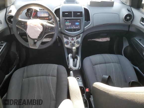 2015 Chevrolet Sonic LT z VIN 1G1JC5SH3F4176465, wystawiony jako Copart lot #50882295 z przebiegiem 76 029 mil mil oraz Szkody całkowita. Historia ofert i sprzedaży dostępna na DreamBid. Obrazek 8.