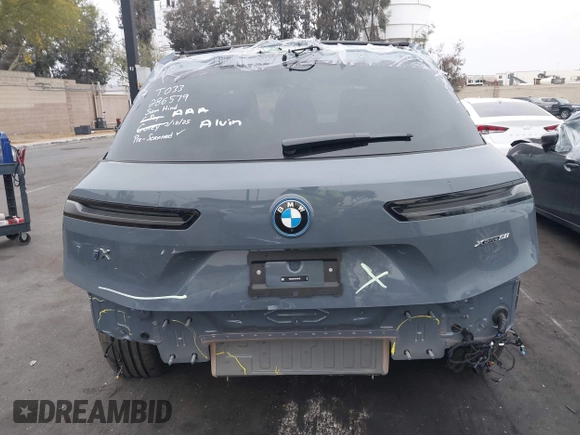 2025 BMW iX xDrive50 z VIN WB523CF07SCT32782, wystawiony jako IAAI lot #42097770 z przebiegiem 3 447 mil mil oraz . Historia ofert i sprzedaży dostępna na DreamBid. Obrazek 17.