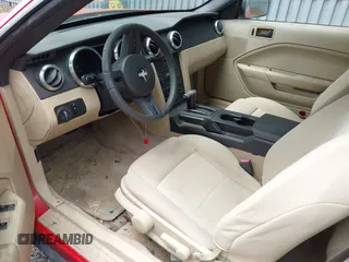 2005 Ford Mustang Deluxe с VIN 1ZVFT84N455215653, выставлен на аукционе IAAI как лот 42318911 с пробегом 85 413 миль миль и . История ставок и продаж доступна на DreamBid. Изображение 5.