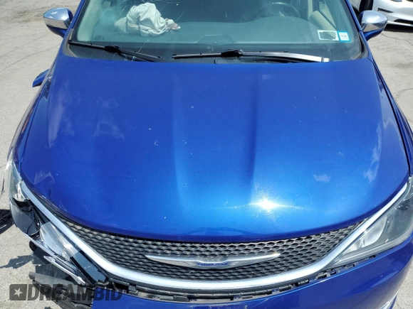 2020 Chrysler Pacifica Limited with VIN 2C4RC1GG0LR284747, listed as a Copart auction lot 59002405 with 68,873 mi miles and Salvage title. Bid and sale history available at DreamBid. Image 12.