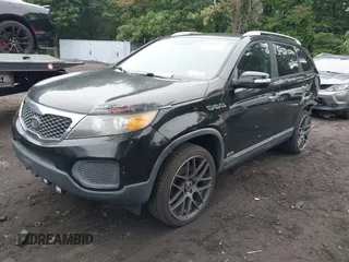 2012 Kia Sorento LX z VIN 5XYKTDA20CG218154, wystawiony jako IAAI lot #42428383 z przebiegiem 126 889 mil mil oraz . Historia ofert i sprzedaży dostępna na DreamBid. Obrazek 2.