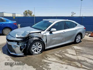 2025 Toyota Camry LE z VIN 4T1DAACKXSU033239, wystawiony jako Copart lot #58013215 z przebiegiem 17 008 mil mil oraz Czysty tytuł • Clean title. Historia ofert i sprzedaży dostępna na DreamBid. Obrazek 1.