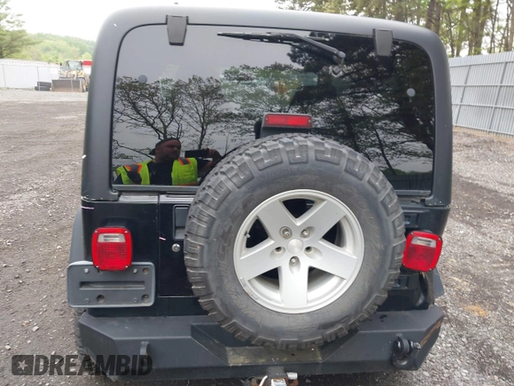 2006 Jeep Wrangler Rubicon z VIN 1J4FA69S76P749712, wystawiony jako IAAI lot #42240375 z przebiegiem 75 405 mil mil oraz . Historia ofert i sprzedaży dostępna na DreamBid. Obrazek 16.