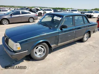 1992 Volvo 240 z VIN YV1AS8805N1467833, wystawiony jako Copart lot #51828515 z przebiegiem 178 826 mil mil oraz Szkody całkowita. Historia ofert i sprzedaży dostępna na DreamBid. Obrazek 1.