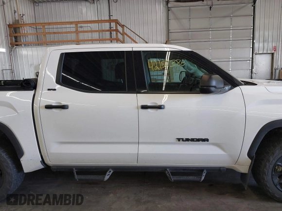 2022 Toyota Tundra SR5 с VIN 5TFLA5DBXNX029202, выставлен на аукционе IAAI как лот 42152386 с пробегом 61 454 миль миль и . История ставок и продаж доступна на DreamBid. Изображение 13.