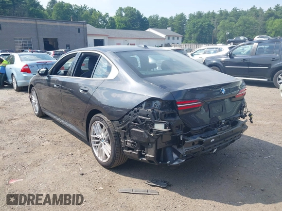 2024 BMW 5 Series 530i с VIN WBA43FJ03RCS39433, выставлен на аукционе IAAI как лот 42396985 с пробегом 2 327 миль миль и . История ставок и продаж доступна на DreamBid. Изображение 3.