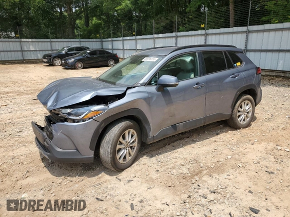 2022 Toyota Corolla Cross LE z VIN 7MUCAAAG8NV017408, wystawiony jako Copart lot #59096555 z przebiegiem 33 703 mil mil oraz Szkoda całkowita • Salvage title. Historia ofert i sprzedaży dostępna na DreamBid. Obrazek 1.
