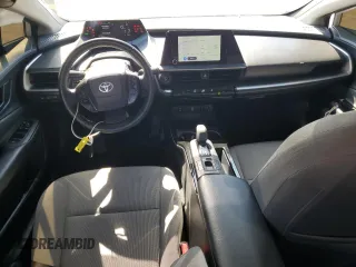 2023 Toyota Prius LE z VIN JTDACAAUXP3013799, wystawiony jako Copart lot #54194645 z przebiegiem 29 390 mil mil oraz Szkoda całkowita • Salvage title. Historia ofert i sprzedaży dostępna na DreamBid. Obrazek 8.