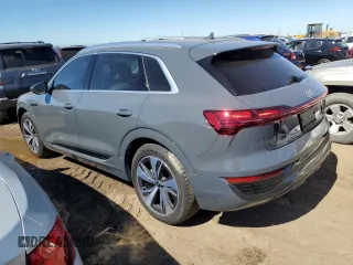 2024 Audi Q8 e-tron Premium Plus z VIN WA15AAGE0RB029861, wystawiony jako Copart lot #72717464 z przebiegiem 13 400 mil mil oraz Szkody całkowita. Historia ofert i sprzedaży dostępna na DreamBid. Obrazek 2.