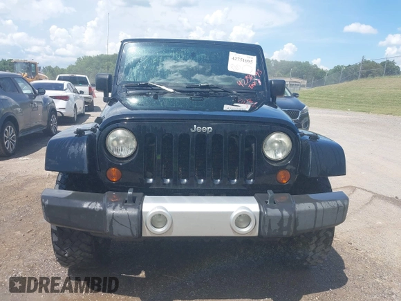 2010 Jeep Wrangler Sahara z VIN 1J4AA5D16AL110711, wystawiony jako IAAI lot #42751095 z przebiegiem 266 079 mil mil oraz . Historia ofert i sprzedaży dostępna na DreamBid. Obrazek 12.