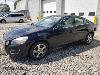 2013 Volvo S60 T5 Premier z VIN YV1612FS4D2193043, wystawiony jako Copart lot #56729695 z przebiegiem 134 807 mil mil oraz Tytuł czysty. Historia ofert i sprzedaży dostępna na DreamBid. Obrazek 1.