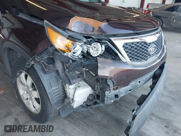 2011 Kia Sorento LX z VIN 5XYKT3A14BG103671, wystawiony jako IAAI lot #42250341 z przebiegiem 123 963 mil mil oraz . Historia ofert i sprzedaży dostępna na DreamBid. Obrazek 6.