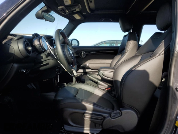 2020 MINI Hardtop Cooper S z VIN WMWXR5C04L2M16068, wystawiony jako Copart lot #53107645 z przebiegiem 43 810 mil mil oraz Szkody całkowita. Historia ofert i sprzedaży dostępna na DreamBid. Obrazek 7.
