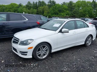 2014 Mercedes-Benz C 300 Sport z VIN WDDGF8AB4ER324282, wystawiony jako IAAI lot #42241383 z przebiegiem 91 912 mil mil oraz . Historia ofert i sprzedaży dostępna na DreamBid. Obrazek 2.