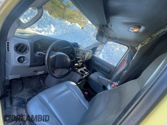 2019 Ford Econoline Commercial z VIN 1FDXE4FS5KDC52270, wystawiony jako Copart lot #46290955 z przebiegiem 104 046 mil mil oraz Tytuł czysty. Historia ofert i sprzedaży dostępna na DreamBid. Obrazek 9.