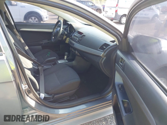 2010 Mitsubishi Lancer ES z VIN JA32U2FUXAU018940, wystawiony jako IAAI lot #42481450 z przebiegiem 180 872 mil mil oraz . Historia ofert i sprzedaży dostępna na DreamBid. Obrazek 5.
