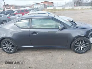 2015 Scion tC z VIN JTKJF5C70FJ013710, wystawiony jako IAAI lot #41770647 z przebiegiem Nie podano mil oraz . Historia ofert i sprzedaży dostępna na DreamBid. Obrazek 13.
