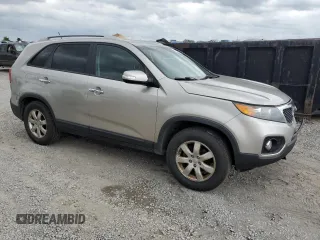 2013 Kia Sorento LX z VIN 5XYKT3A63DG400462, wystawiony jako Copart lot #57388925 z przebiegiem 304 354 mil mil oraz Szkoda całkowita • Salvage title. Historia ofert i sprzedaży dostępna na DreamBid. Obrazek 4.