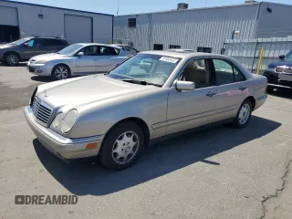 1999 Mercedes-Benz E 320 z VIN WDBJF65H2XA835671, wystawiony jako Copart lot #57653455 z przebiegiem 142 979 mil mil oraz Szkoda całkowita • Salvage title. Historia ofert i sprzedaży dostępna na DreamBid. Obrazek 1.