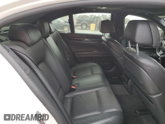 2015 BMW 7 Series 750i z VIN WBAYA8C5XFD825662, wystawiony jako Copart lot #78850474 z przebiegiem 153 080 mil mil oraz Czysty tytuł • Clean title. Historia ofert i sprzedaży dostępna na DreamBid. Obrazek 10.