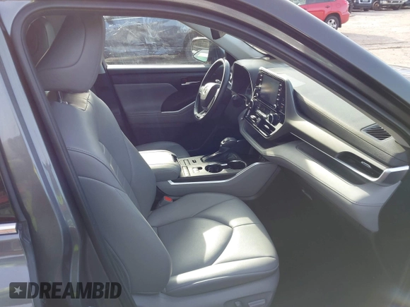 2022 Toyota Highlander XLE with VIN 5TDHZRBH6NS561484, listed as a IAAI auction lot 41938305 with 32,450 mi miles and . Bid and sale history available at DreamBid. Image 5.