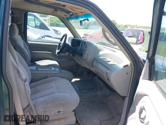 1995 GMC Suburban z VIN 1GKEC16KXSJ712111, wystawiony jako IAAI lot #42185423 z przebiegiem 269 010 mil mil oraz . Historia ofert i sprzedaży dostępna na DreamBid. Obrazek 5.