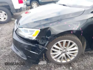 2011 Volkswagen Jetta SEL z VIN 3VWLZ7AJ2BM349306, wystawiony jako IAAI lot #38222989 z przebiegiem 198 462 mil mil oraz . Historia ofert i sprzedaży dostępna na DreamBid. Obrazek 6.