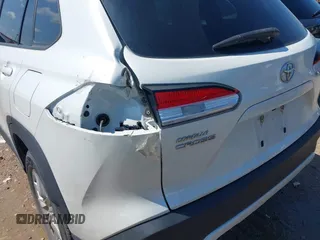 2022 Toyota Corolla Cross LE z VIN 7MUCAAAG0NV014812, wystawiony jako IAAI lot #42335853 z przebiegiem 52 811 mil mil oraz . Historia ofert i sprzedaży dostępna na DreamBid. Obrazek 6.