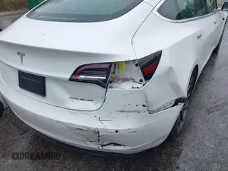 2019 Tesla Model 3 Long Range z VIN 5YJ3E1EBXKF442335, wystawiony jako IAAI lot #42240884 z przebiegiem 28 283 mil mil oraz . Historia ofert i sprzedaży dostępna na DreamBid. Obrazek 6.