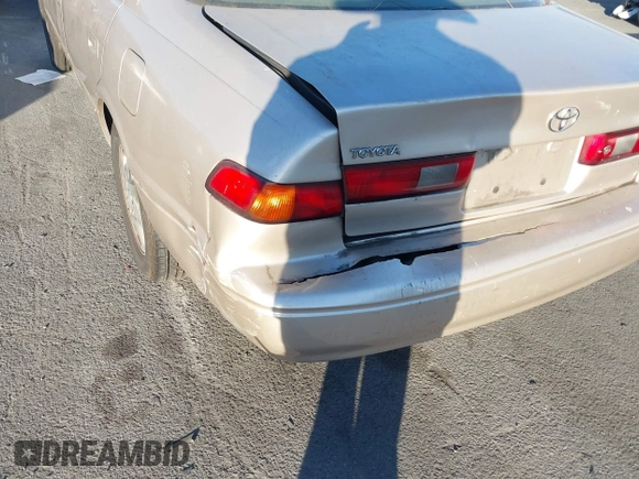 1998 Toyota Camry LE z VIN 4T1BF28K4WU057663, wystawiony jako IAAI lot #41329614 z przebiegiem 145 034 mil mil oraz . Historia ofert i sprzedaży dostępna na DreamBid. Obrazek 6.