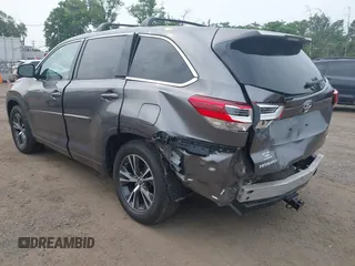 2018 Toyota Highlander LE z VIN 5TDBZRFH1JS896873, wystawiony jako IAAI lot #42501993 z przebiegiem 63 877 mil mil oraz . Historia ofert i sprzedaży dostępna na DreamBid. Obrazek 3.