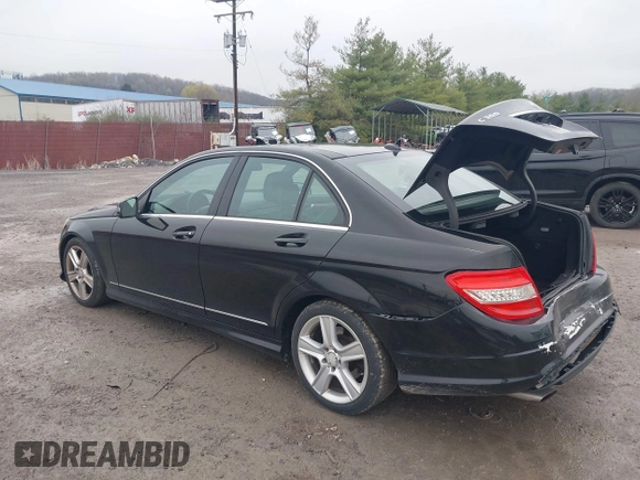 2010 Mercedes-Benz C 300 Sport z VIN WDDGF8BB0AF441321, wystawiony jako IAAI lot #42021660 z przebiegiem 143 888 mil mil oraz . Historia ofert i sprzedaży dostępna na DreamBid. Obrazek 3.