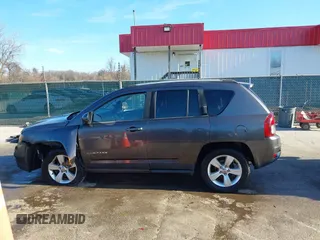 2015 Jeep Compass Latitude z VIN 1C4NJDEBXFD217691, wystawiony jako IAAI lot #41650350 z przebiegiem 68 366 mil mil oraz . Historia ofert i sprzedaży dostępna na DreamBid. Obrazek 14.