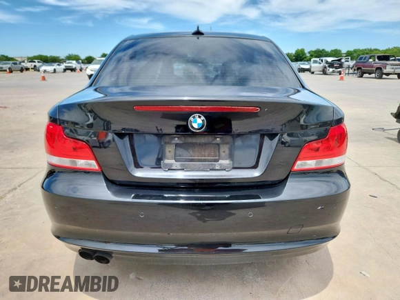 2012 BMW 1 Series 128i z VIN WBAUP7C56CVP22820, wystawiony jako Copart lot #56007435 z przebiegiem 75 161 mil mil oraz Czysty tytuł • Clean title. Historia ofert i sprzedaży dostępna na DreamBid. Obrazek 6.