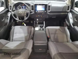 2024 Nissan Frontier SV z VIN 1N6ED1EJ1RN672132, wystawiony jako Copart lot #58047755 z przebiegiem 15 884 mil mil oraz Czysty tytuł • Clean title. Historia ofert i sprzedaży dostępna na DreamBid. Obrazek 8.