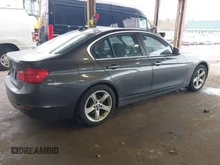 2015 BMW 3 Series 328i xDrive z VIN WBA3B3G58FNR85943, wystawiony jako IAAI lot #41721614 z przebiegiem 95 997 mil mil oraz . Historia ofert i sprzedaży dostępna na DreamBid. Obrazek 4.